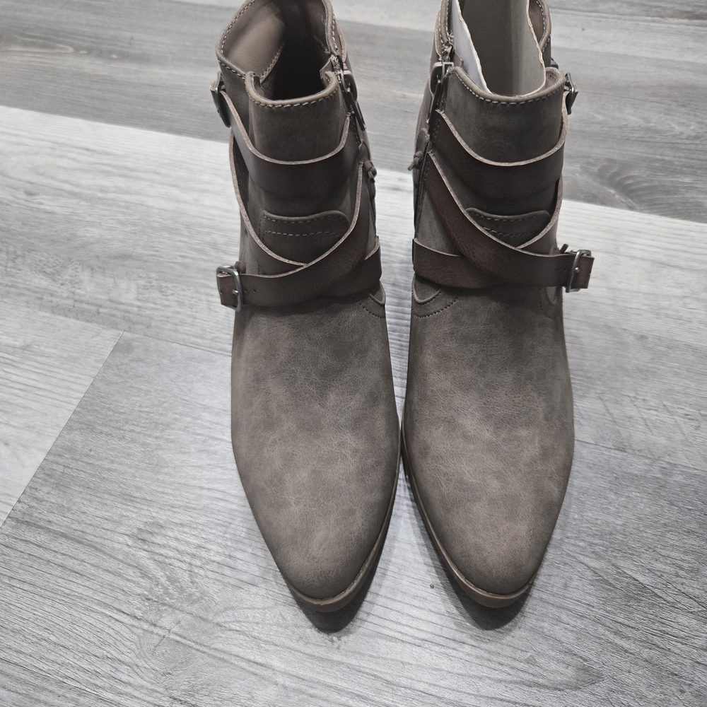 PoP Antelope ankle mini boots in a taupe suede-like material Size 9.5 - Picture 2 of 5